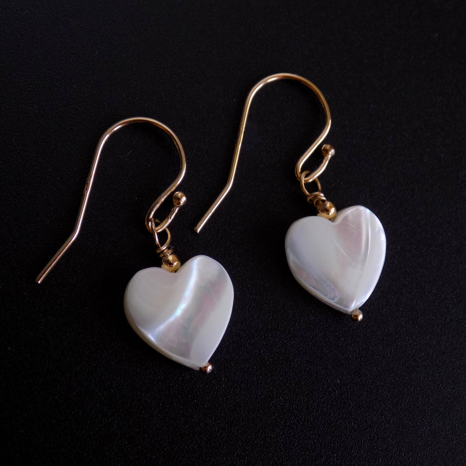 Mother of pearl heart earrings with rainbow surface